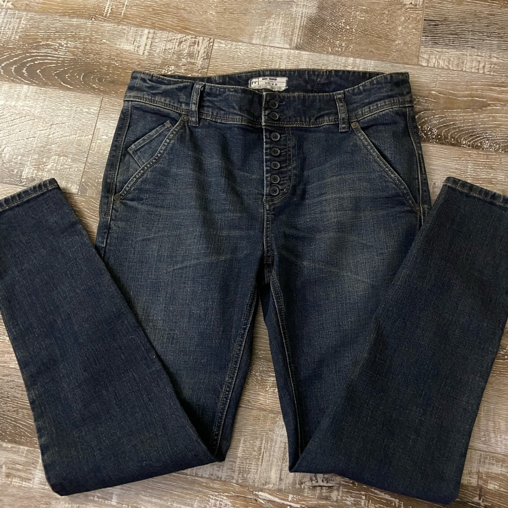 Free People Skinny Leg Button Fly Jeans in size 28 Excellent pre-owned condition